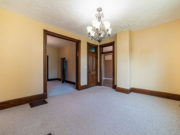 5th image of 204 W Mary St