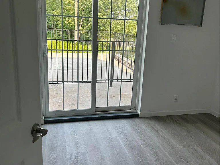 6-05 129th St #1A — Photo 3