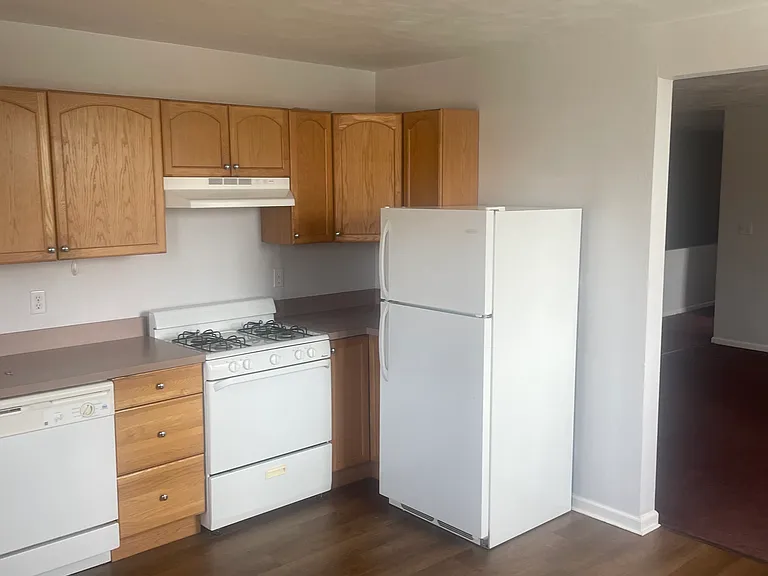 569 Greenfield Ave — Photo 2