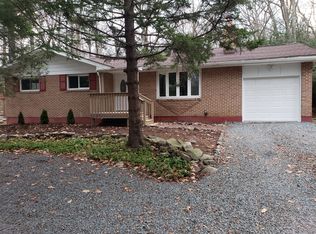 1154 Thunder Dr, Pocono Summit, PA