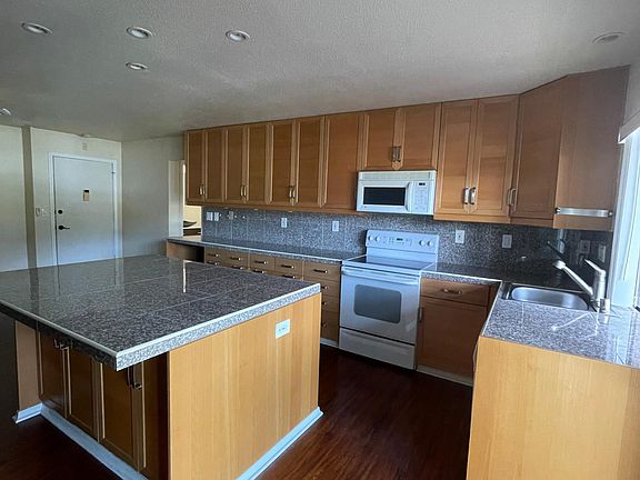 3rd image of 7858 Cowles Mountain Ct Unit D2