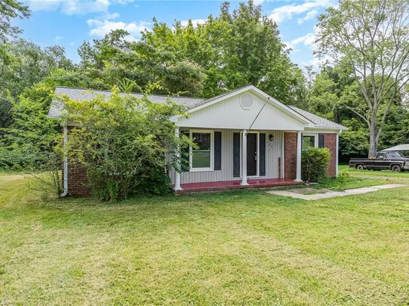 340 Foxcroft Dr, Winston Salem, NC 27103