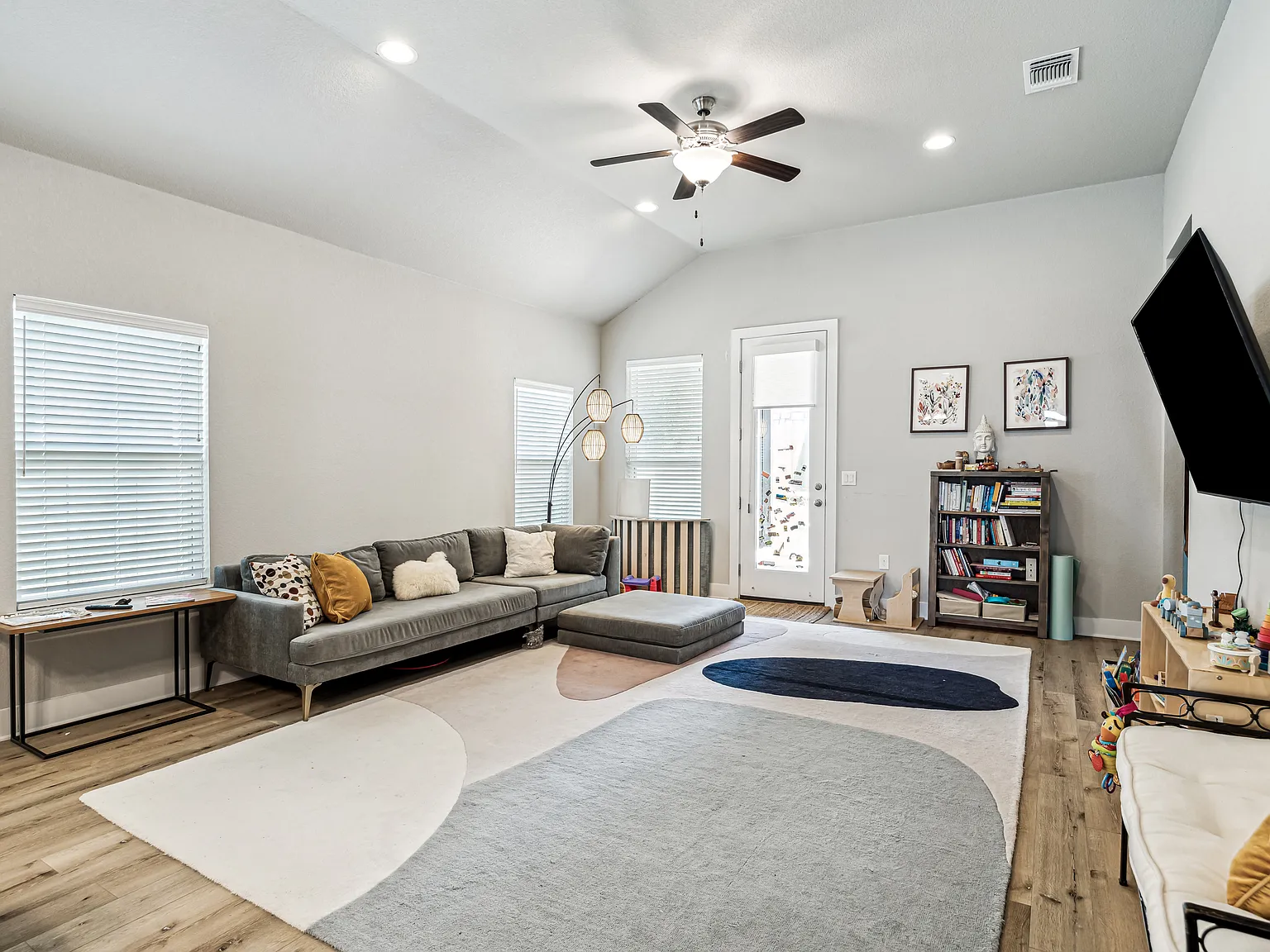 3 bed, 2000 sqft, $2,395 — Photo 3