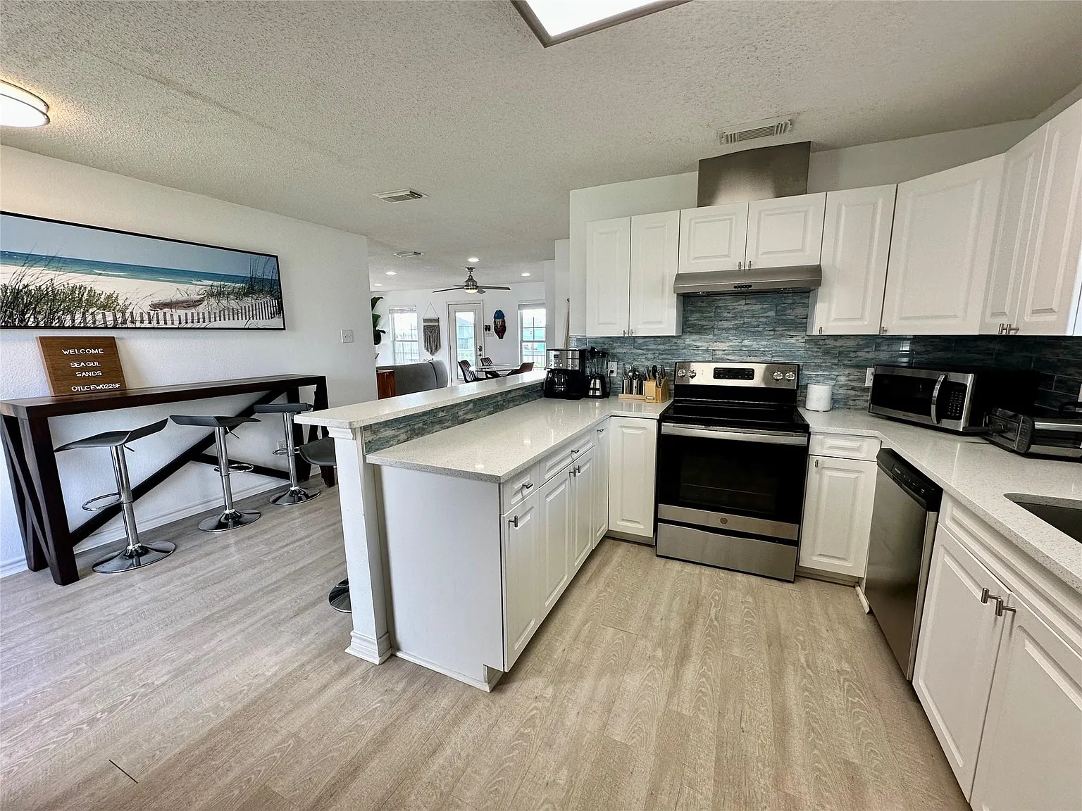 3 bed, 2.0 bath, 1050 sqft, $2,895 — Photo 4