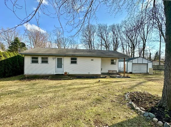 3756 Elmhill Dr, Pinckney, MI 48169