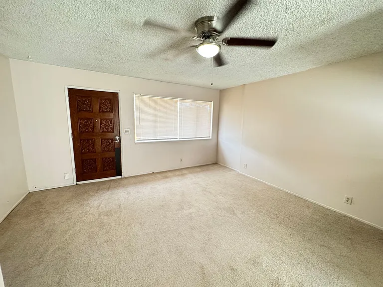 736 Commercial — Photo 3