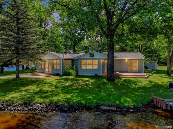 1192 Lake James Dr, Prudenville, MI 48651