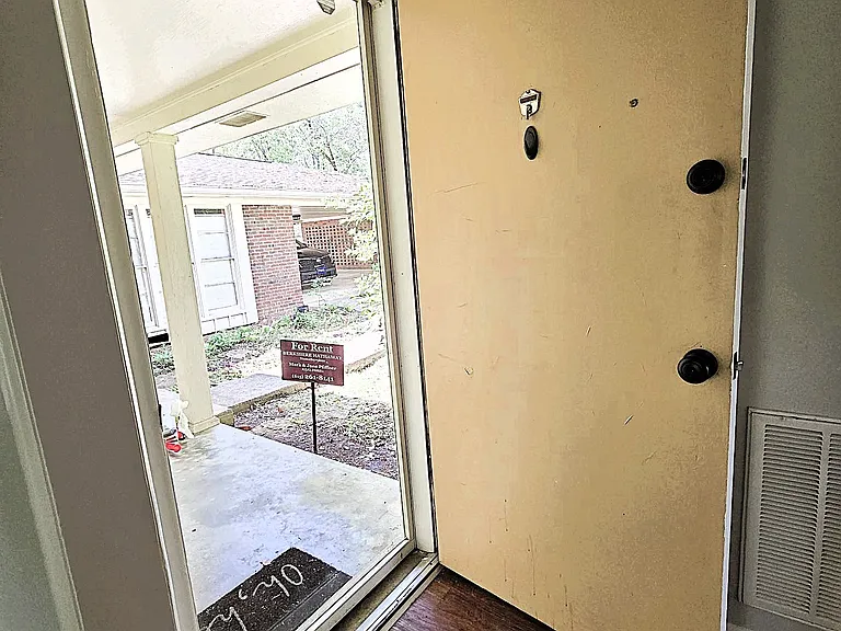 101 W Hillwood Dr #A — Photo 3
