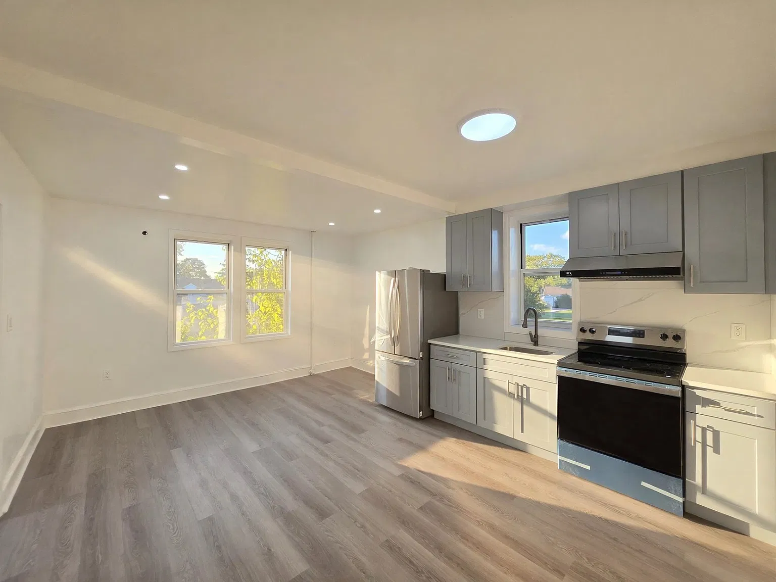 1749 Victory Blvd — Photo 1