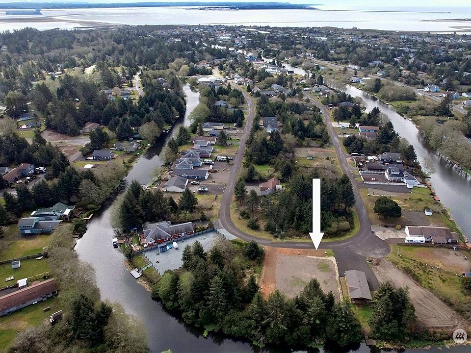 1st image of 738 Island Circle SE