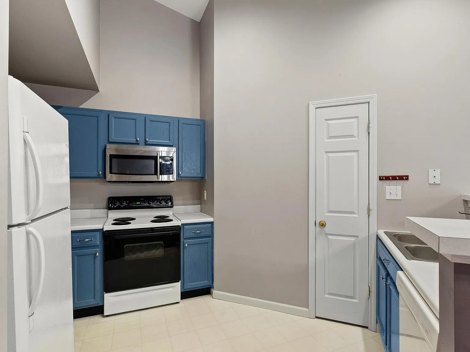 2 bed, 992 sqft, $1,600 — Photo 3
