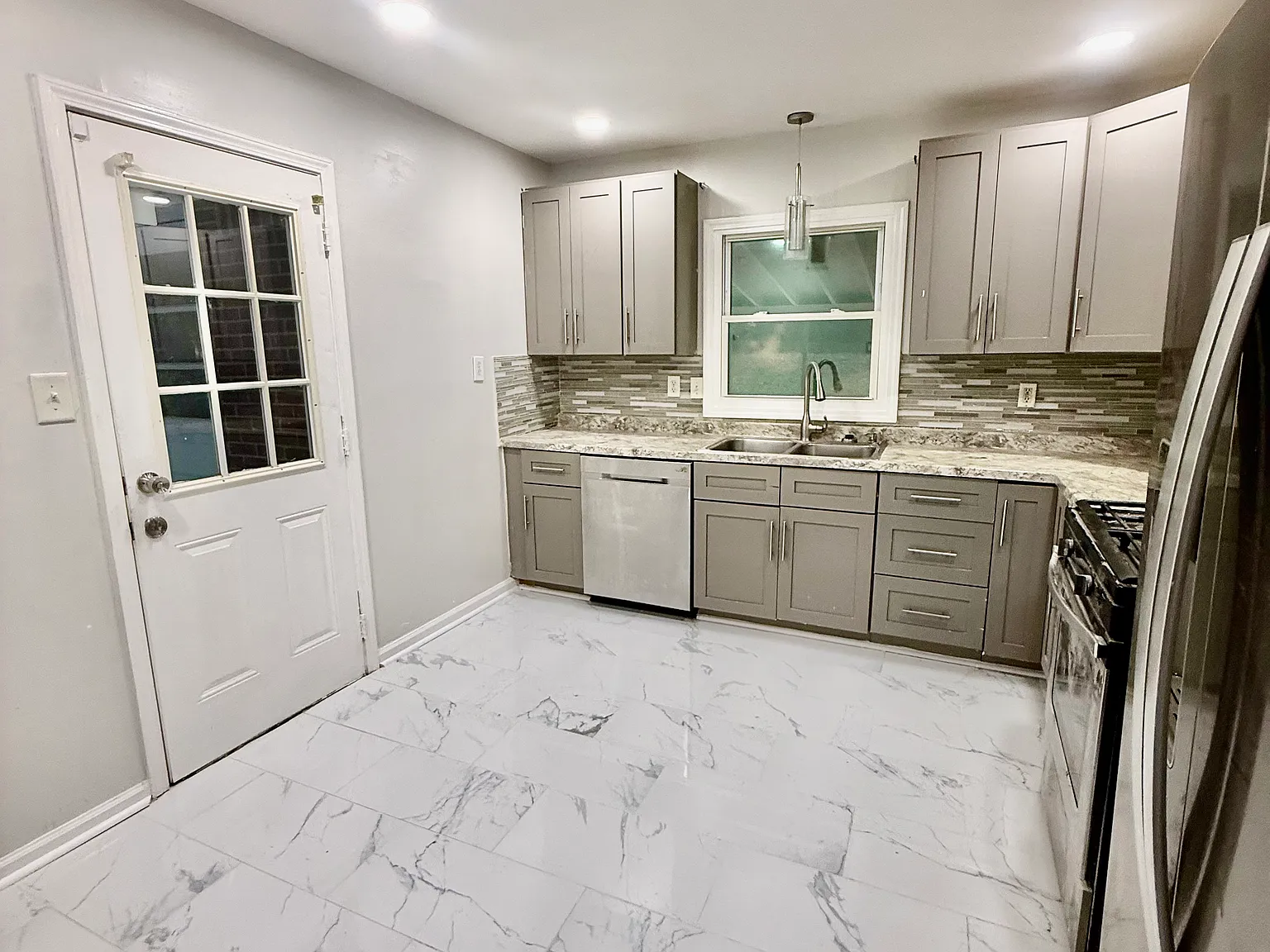 3 bed, 1200 sqft, $2,200 — Photo 3