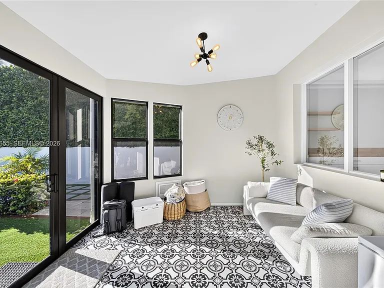 460 W Dilido Dr — Photo 31