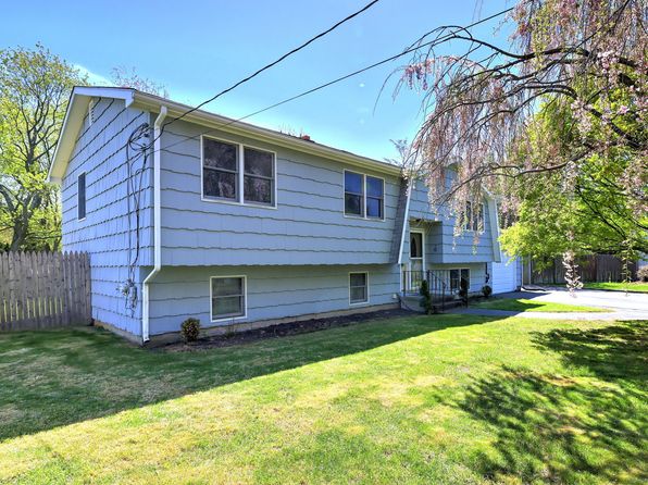 21 Chelsea Cir, Milford, CT 06460
