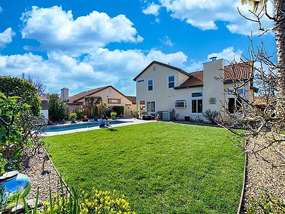 5th image of 2758 Peppertree Dr