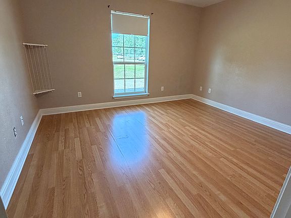 4th image of 1002 Helena Ave