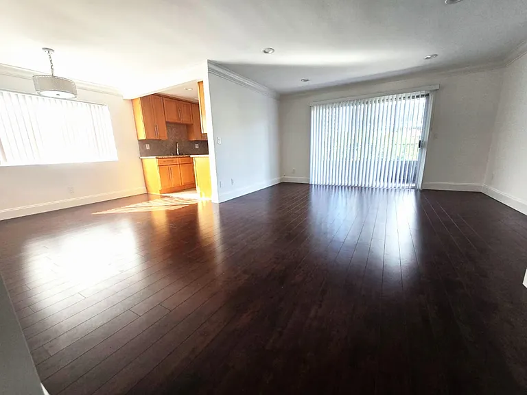 1224 S Barrington Ave #201 — Photo 8
