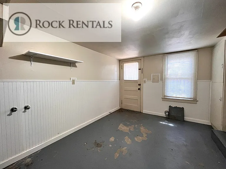 718 N Poplar St — Photo 7