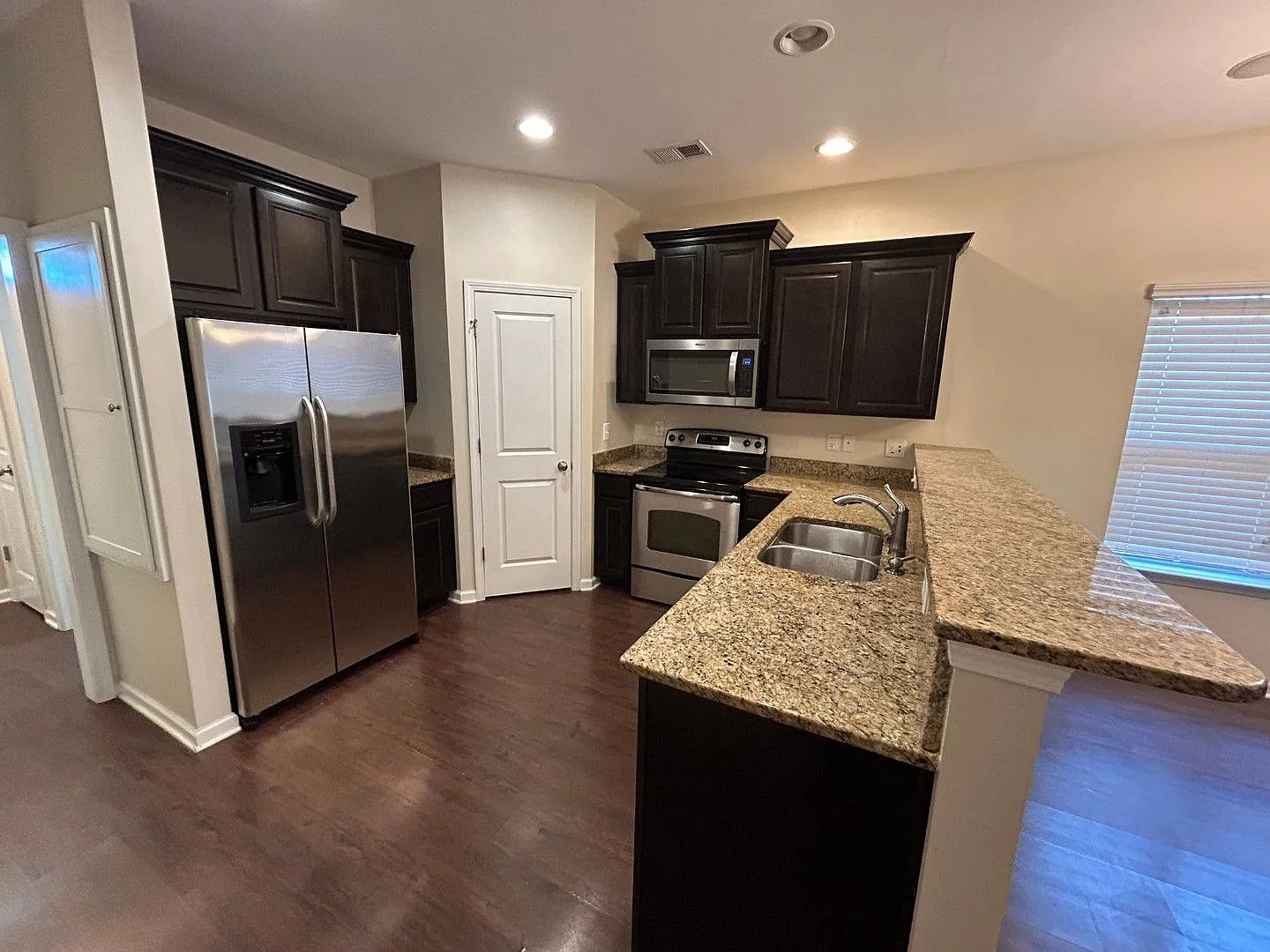 Popular Hunters Crossing Subdivision- 4 Bed/2.5 Bath-Application Fees Waived For All Active Duty ... — Photo 3