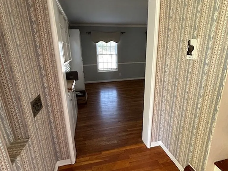 1301 W Myrtle Ave — Photo 3