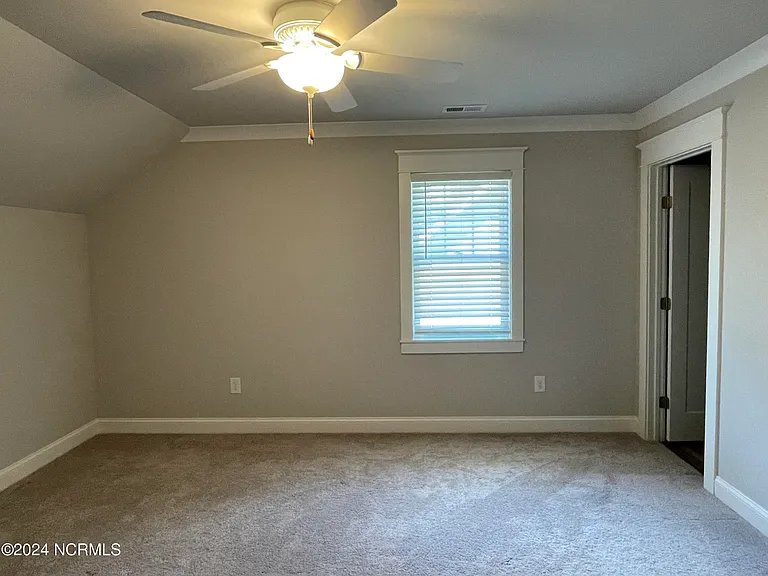 1267 Linden Rd — Photo 12