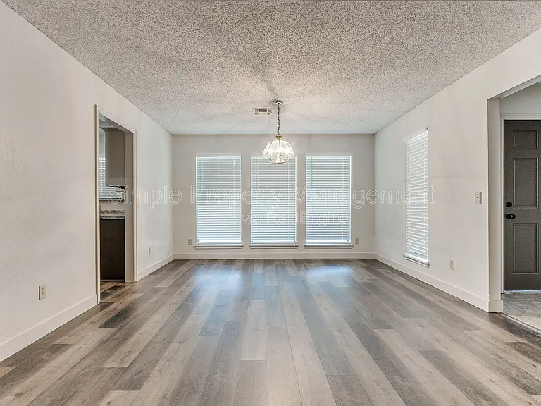 7712 NW 101st St — Photo 5