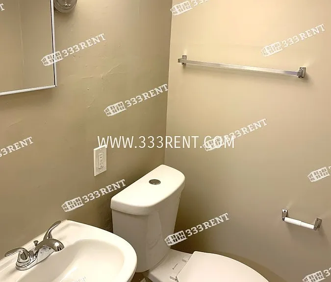 2931 NE Jewett St #4 — Photo 4