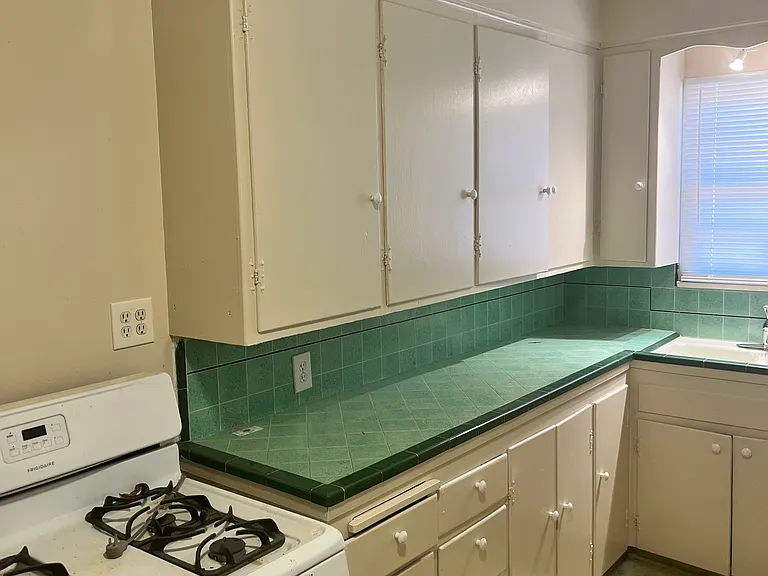 Laura Ln — Photo 8