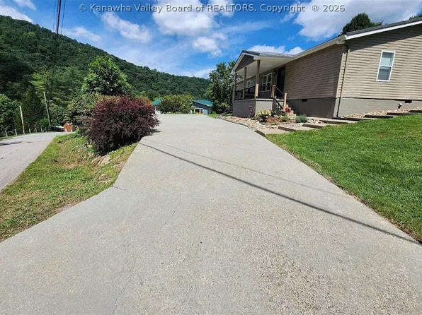 909 Hope St, Madison, WV 25130