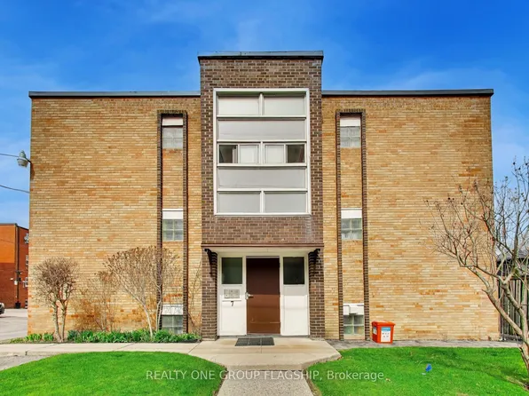 7 Elmwood Ave S #4, Mississauga, ON L5G 3J6