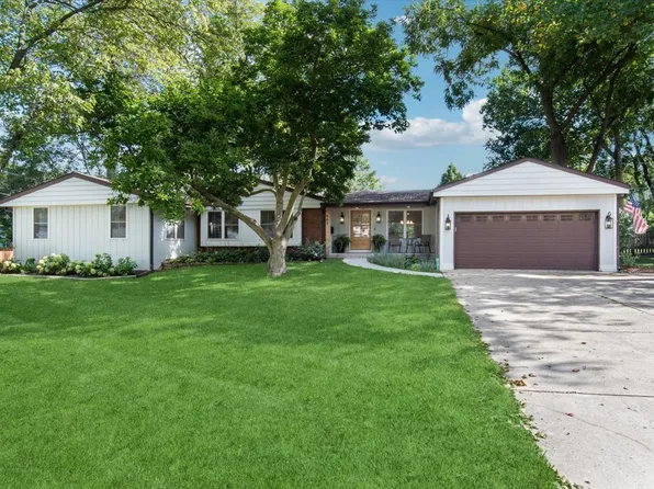 905 Aurora Way, Wheaton, IL 60189