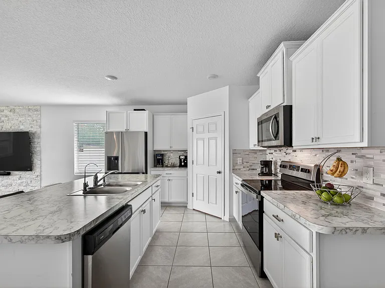 502 NW Kingston St — Photo 6