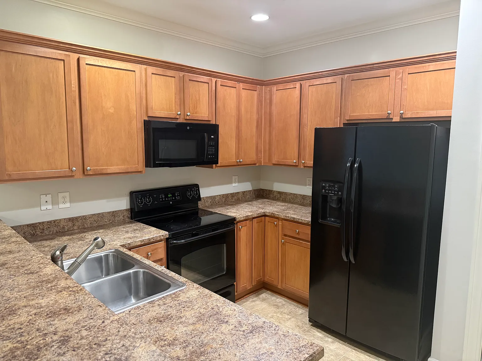 3 bed, 2.5 bath, 1720 sqft, $1,950 — Photo 3
