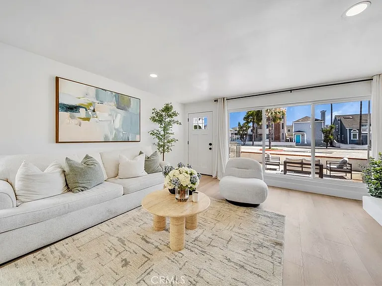 920 W Balboa Blvd — Photo 1