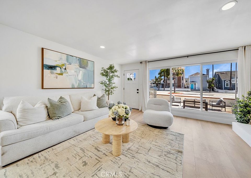 1st image of 920 W Balboa Blvd