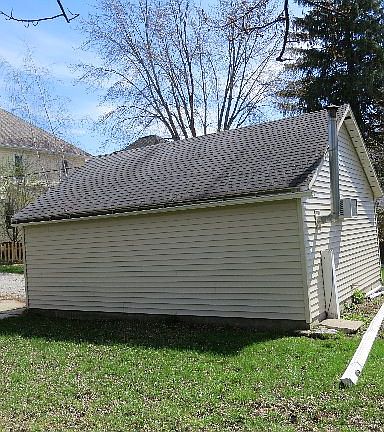 3rd image of 619 Evergreen St