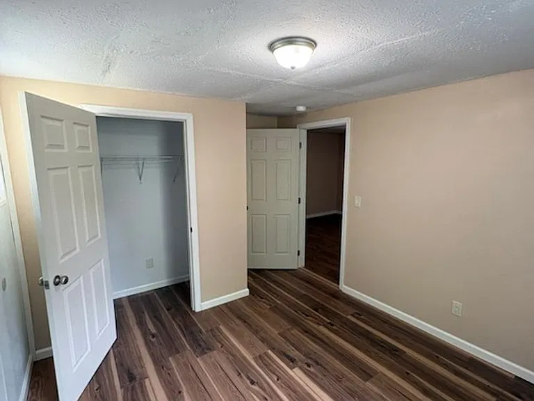 1906 Russell Ave — Photo 5