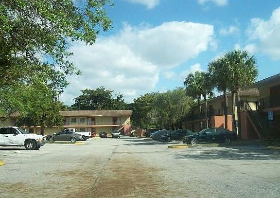 4th image of 4182 Lakeside Dr