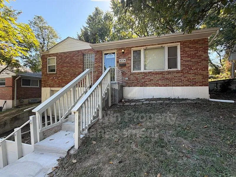 3 bed, 1.0 bath, 936 sqft, $1,450 — Photo 1