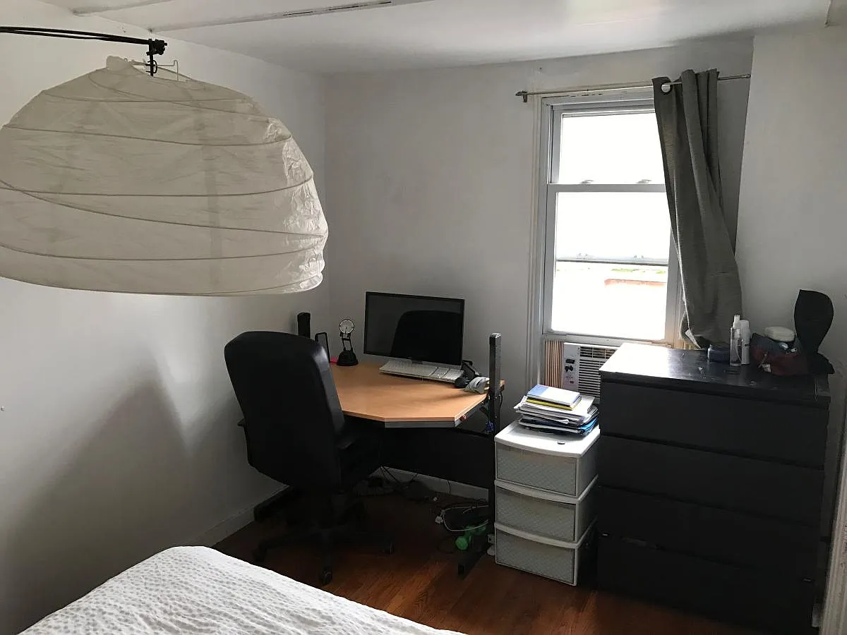 Building Photo - 2420 Catharine St #2