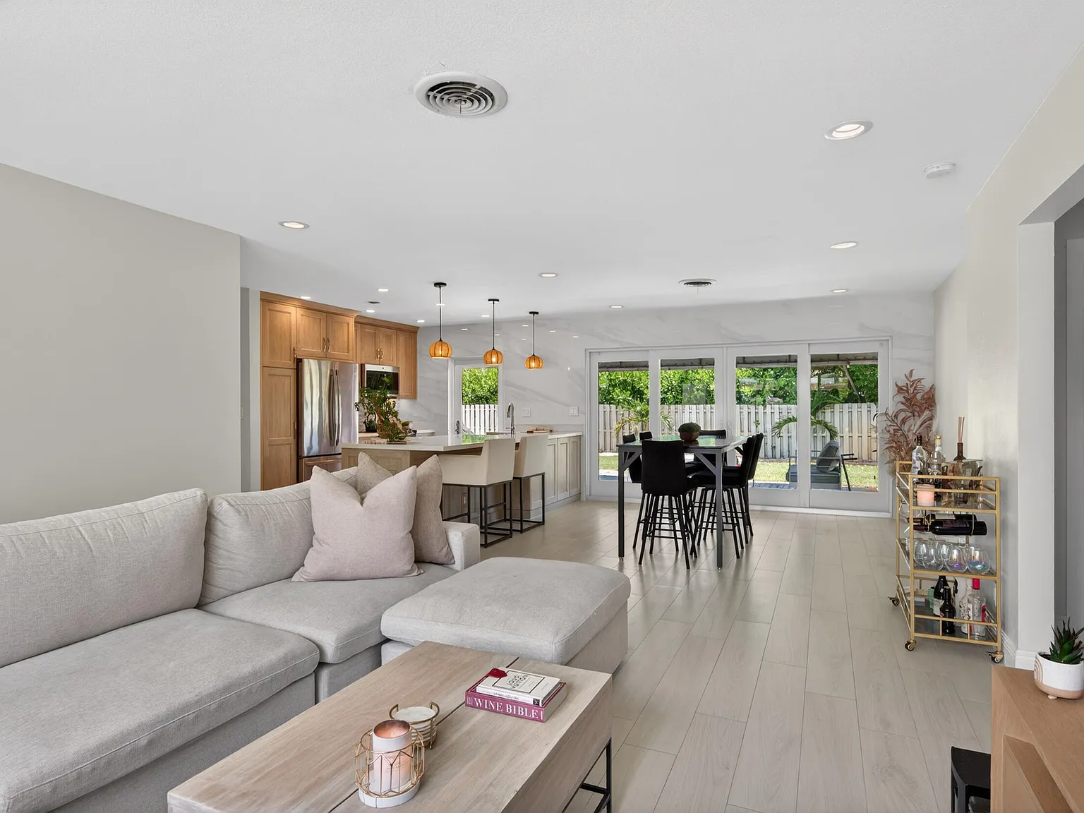 3 bed, 2.0 bath, 1387 sqft, $4,500 — Photo 3