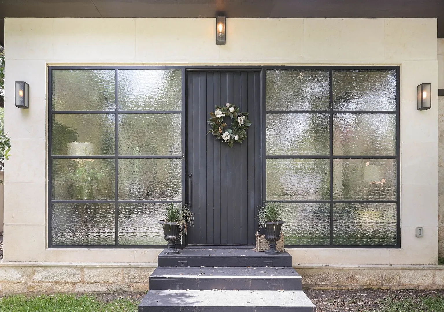 Luxury 4-Bedroom Home In Alamo Heights — Photo 3