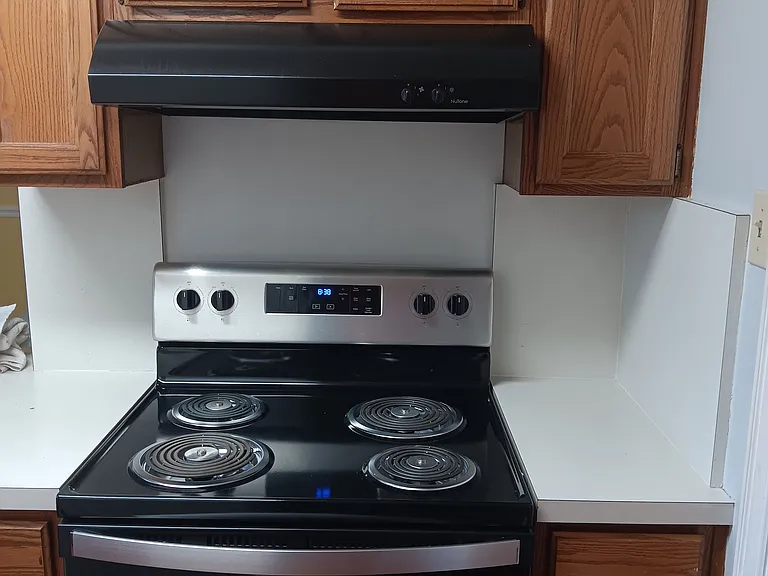 NEW GE oven and range/ w warmer. Ready to prepare a good hot meal? You can