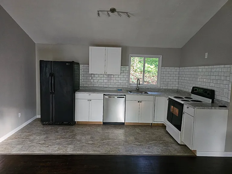 772 Zurich Cir — Photo 4