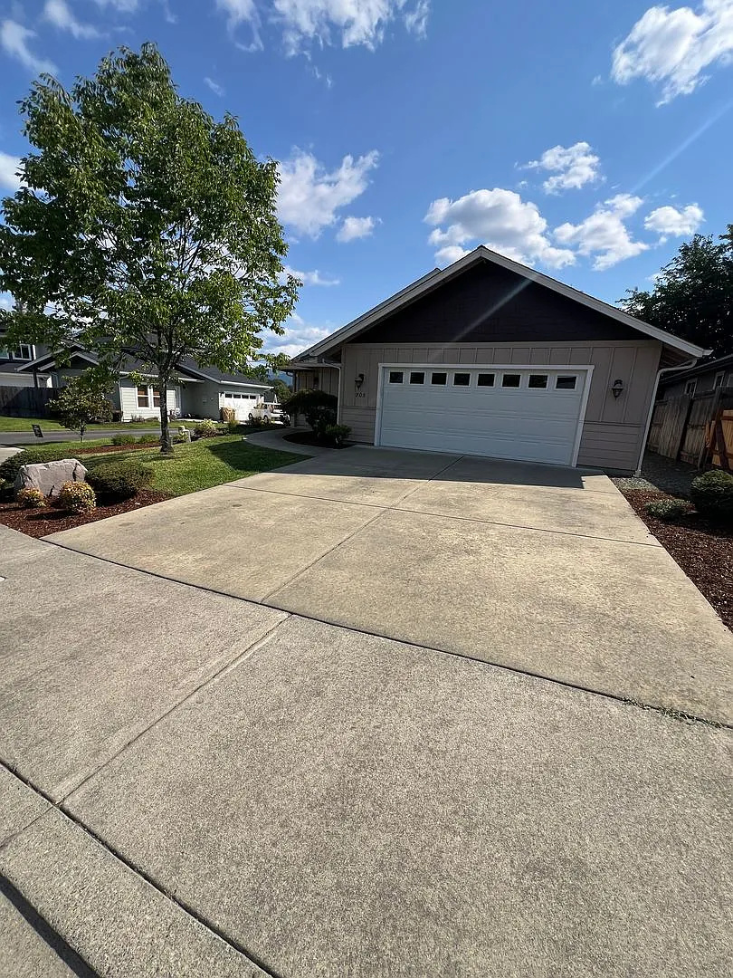805 NW Cooke Ave photo 1