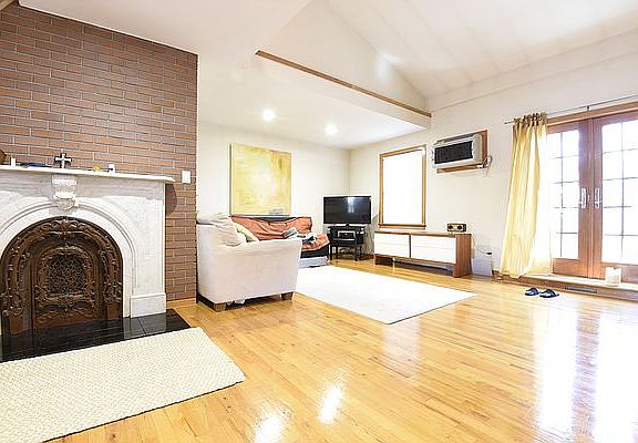 3rd image of 703 Lorimer St Penthouse 4