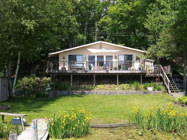 10194 Deaner Lake Dr, Vestaburg, MI 48891