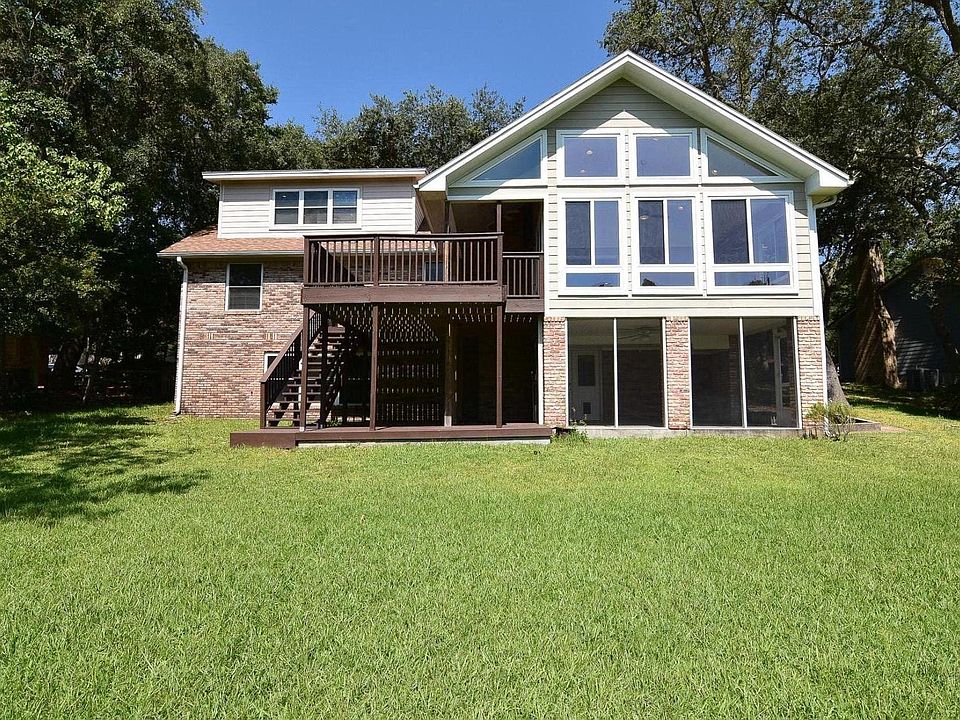 The only entrance to the apartment is in the screened porch. Very private