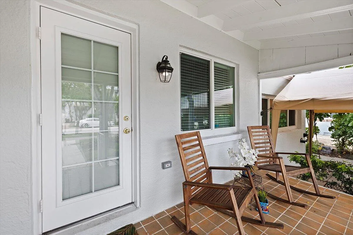 2 bed, 2.0 bath, 1591 sqft, $4,200 — Photo 4