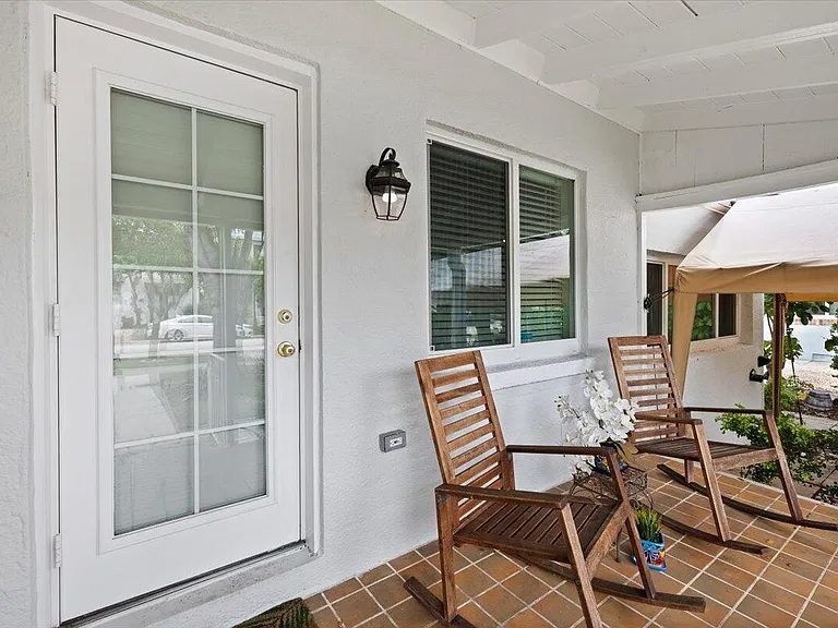 305 NE 14th Ave — Photo 4